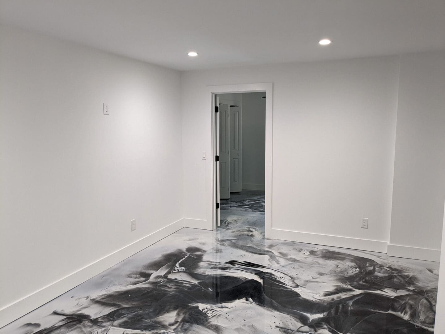 A room with black and white floor in it